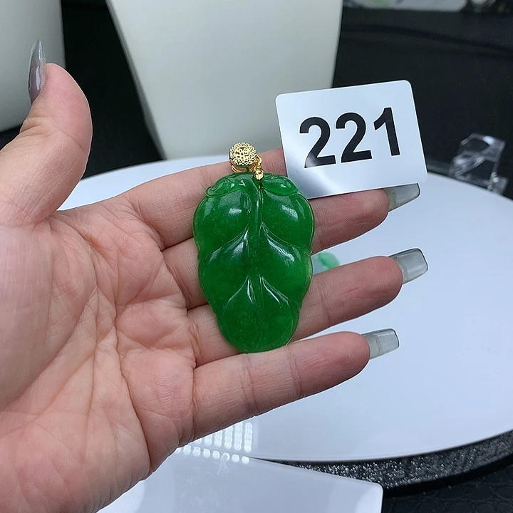 翡翠吊坠(赠链)未镶嵌