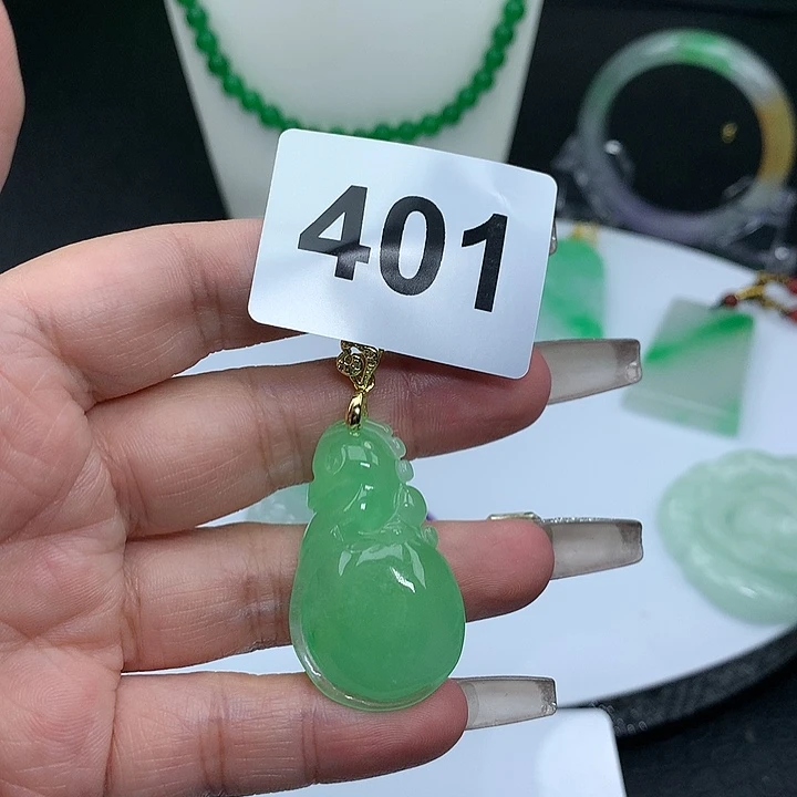 翡翠吊坠(赠链)未镶嵌
