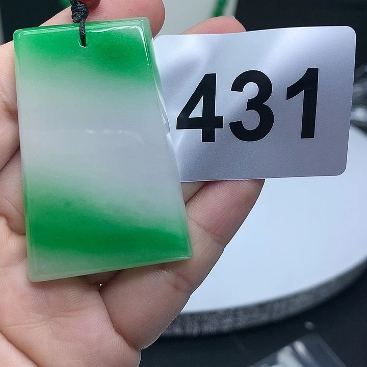 翡翠吊坠(赠链)未镶嵌