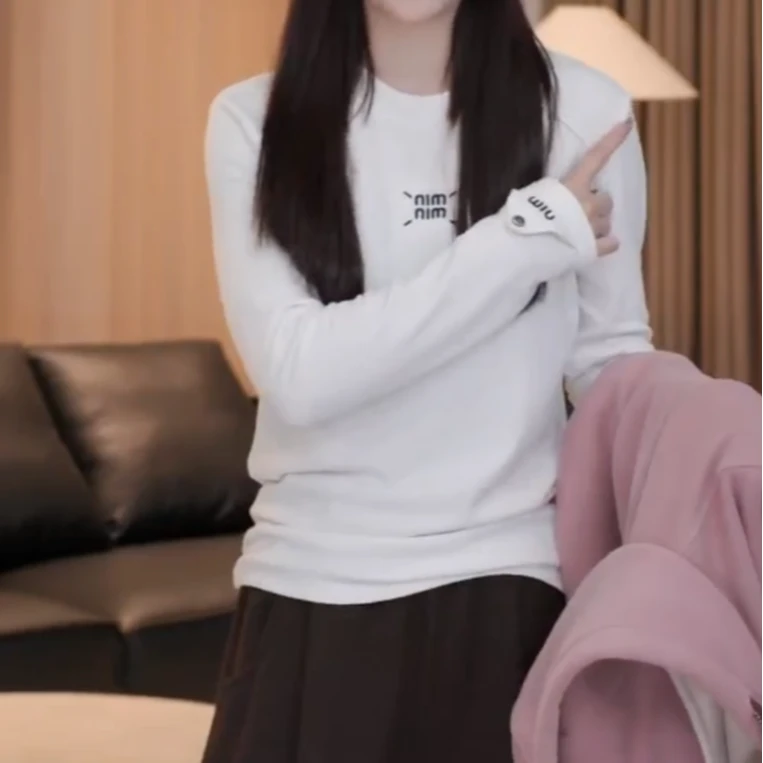 小众设计感洋气刺绣字母长袖T恤女冬季新款时尚宽松圆领打底上衣