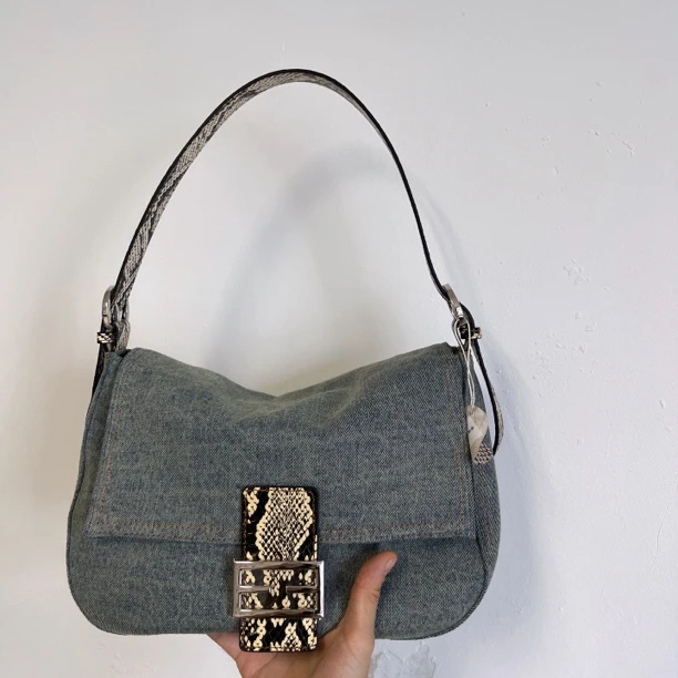 微瑕牛仔布配皮法棍包女包