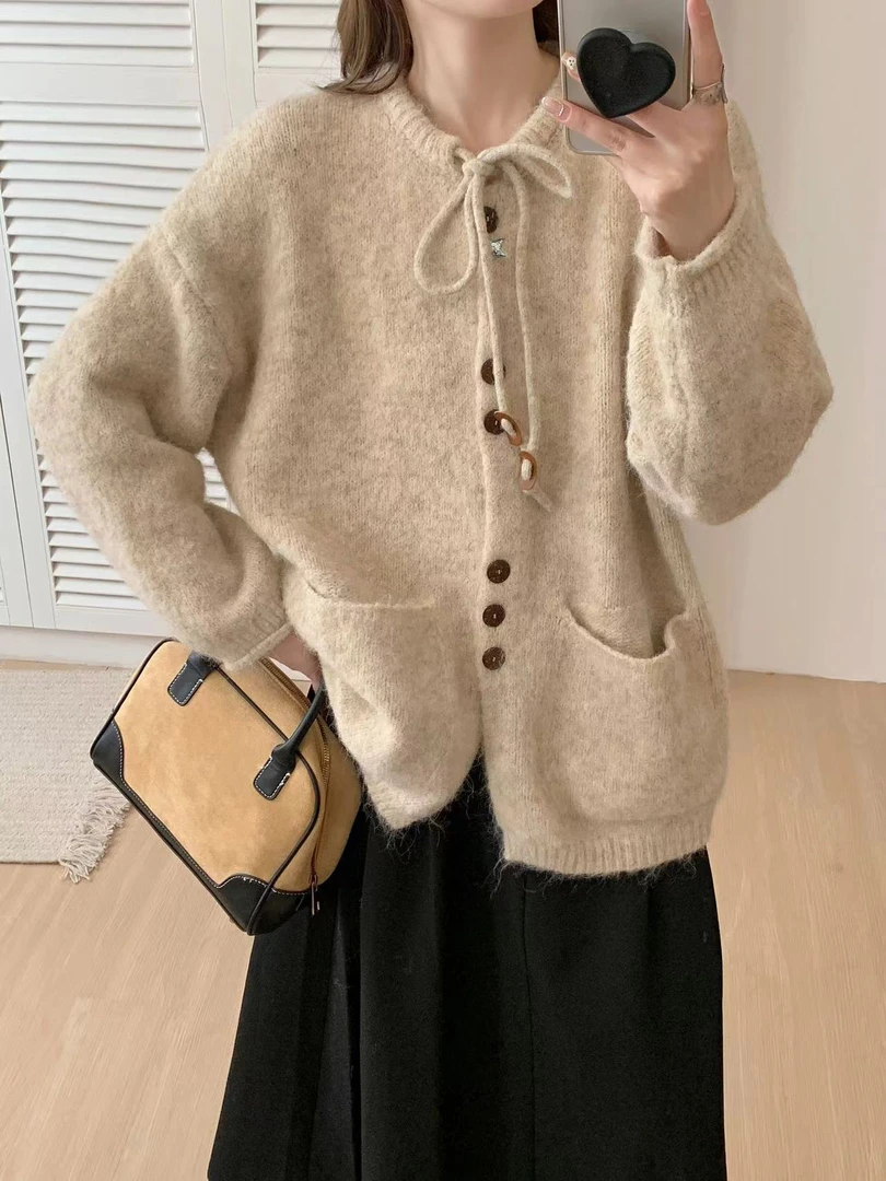 【王大拿】“戳中心窝”软糯慵懒系绳圆领星星扣装饰毛衣开衫