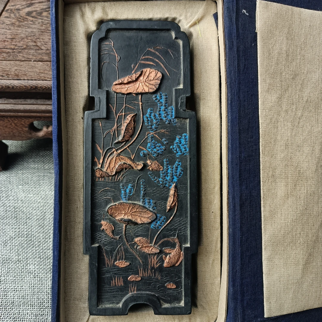 234克老墨美品徽歙程君房旧藏油烟墨。尺寸：17.6/6.7/1.7 cm。