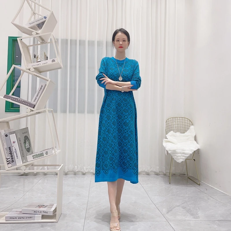 1633孔雀蓝玫瑰格子织花秋冬新品连衣裙