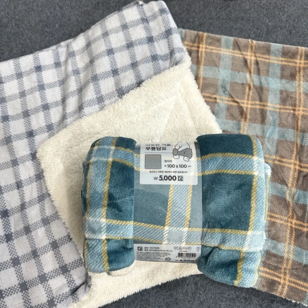 《小华外贸》约100x100 格子款羊羔毛小盖毯 不挑色发2条