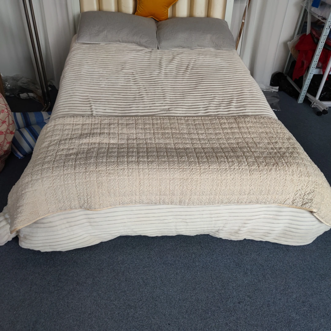 约70*200 米色1102仿兔毛沙发垫发1个