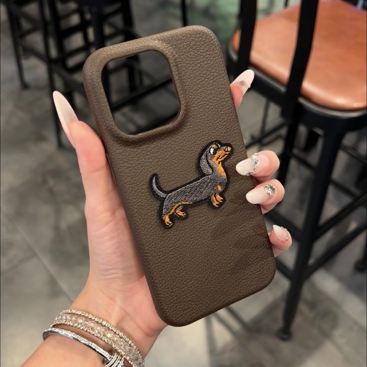 新款皮革纹刺绣狗适用苹果16promax手机壳iPhone13软15创意14立体