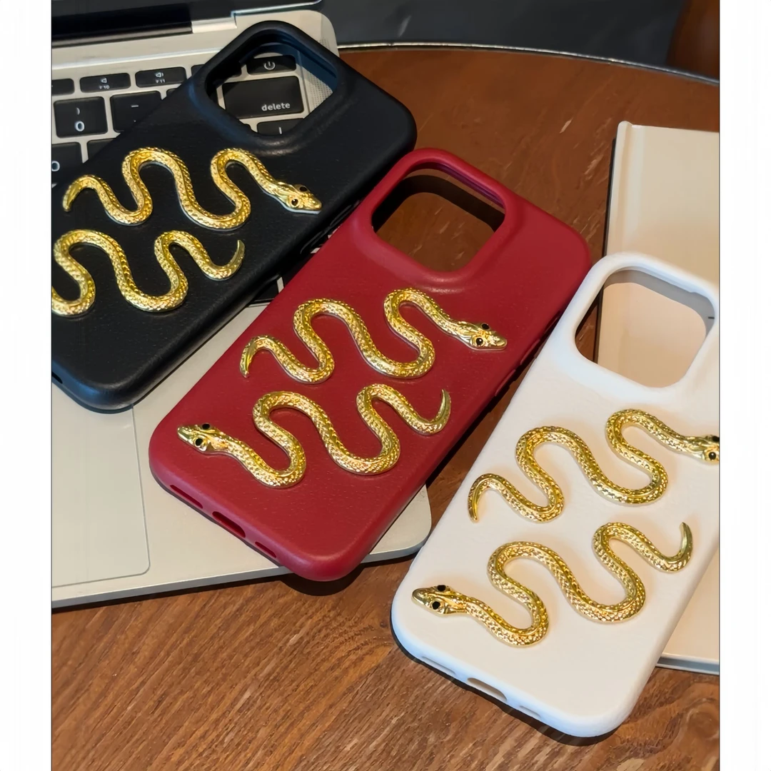 新年款皮革纹立体金蛇适用苹果16promax手机壳iPhone13软15/14/11