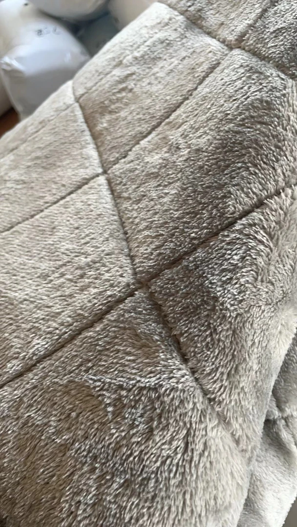 1.8*1.8约浅灰绗缝 法兰绒客厅毯卧室毯 微瑕疵高端家用透气