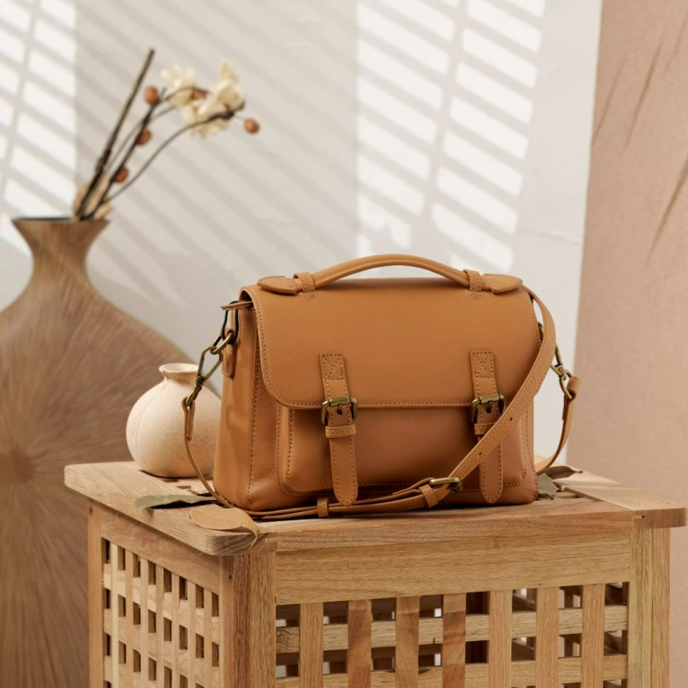 【闺宿】小众植鞣头层牛皮真皮文艺大剑桥斜挎包休闲邮差包L9026-1