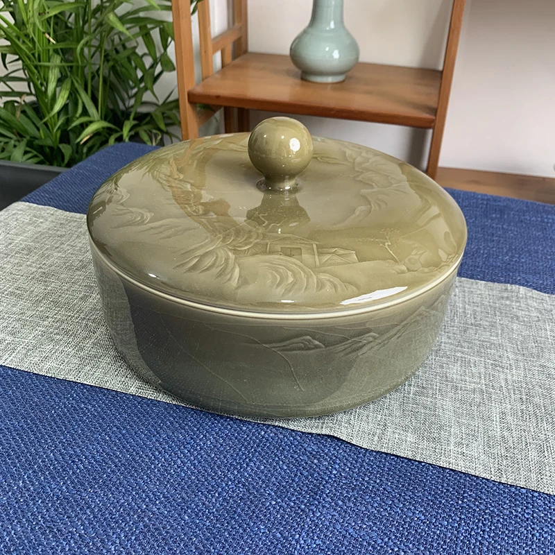 杨盛龙 龙窑柴烧青瓷 梅子青窑变米黄 山水饼罐 满工刻绘茶叶罐