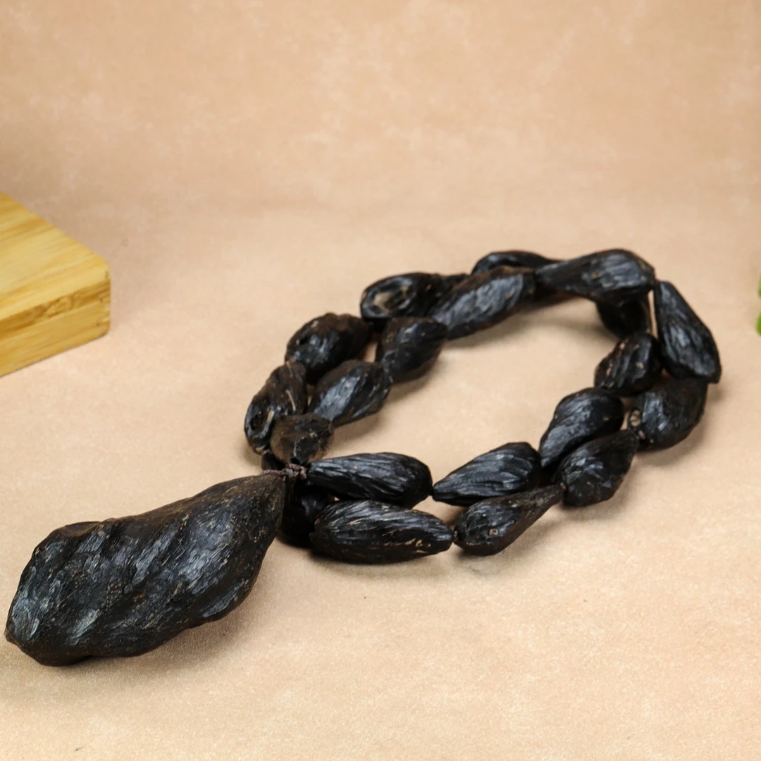 【臻香轩】海南虫漏香随行吊坠手把件老料高油沉水级别黑满结香