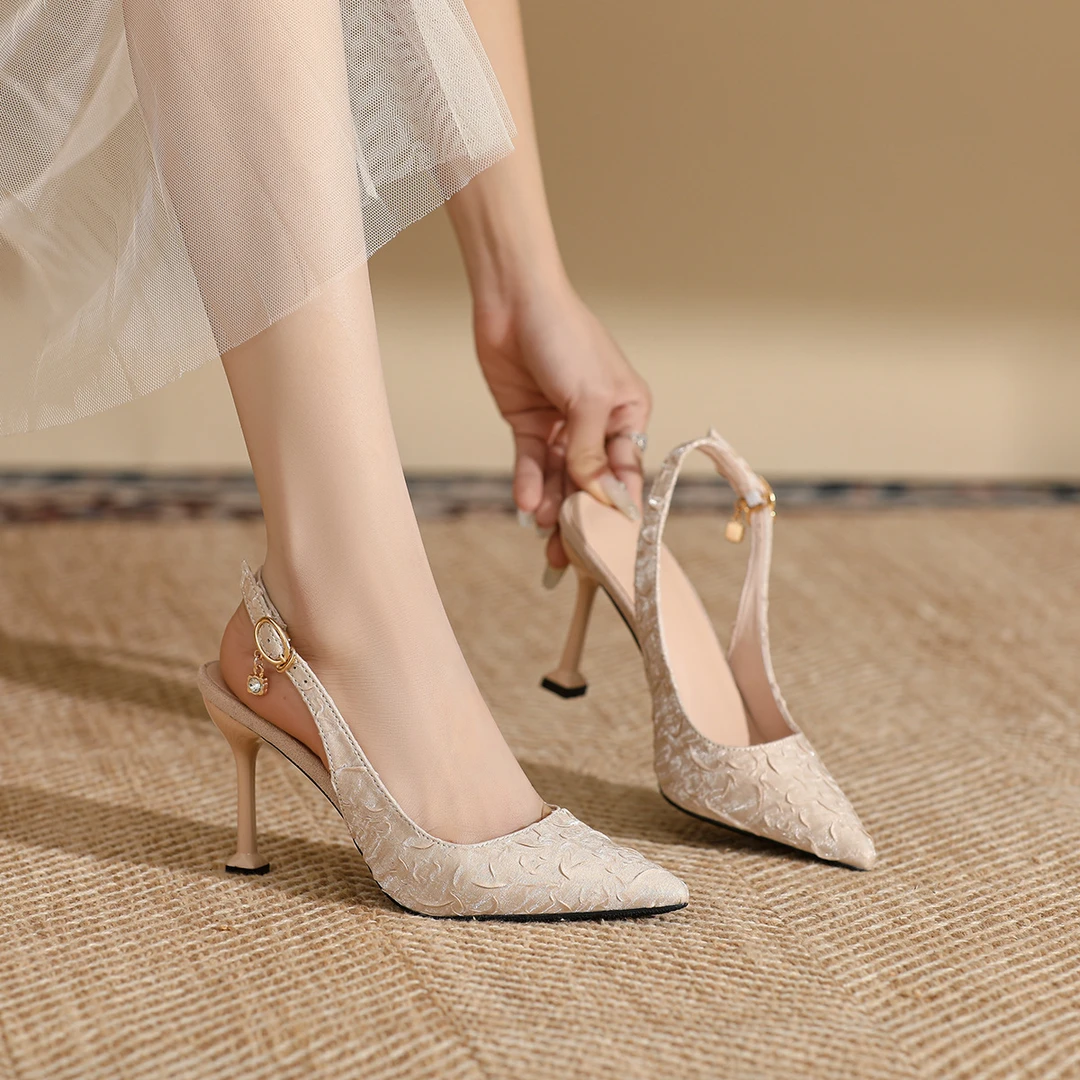 2024夏季新款一字扣高跟凉鞋大码加肥加宽舒适后空女鞋单鞋简约