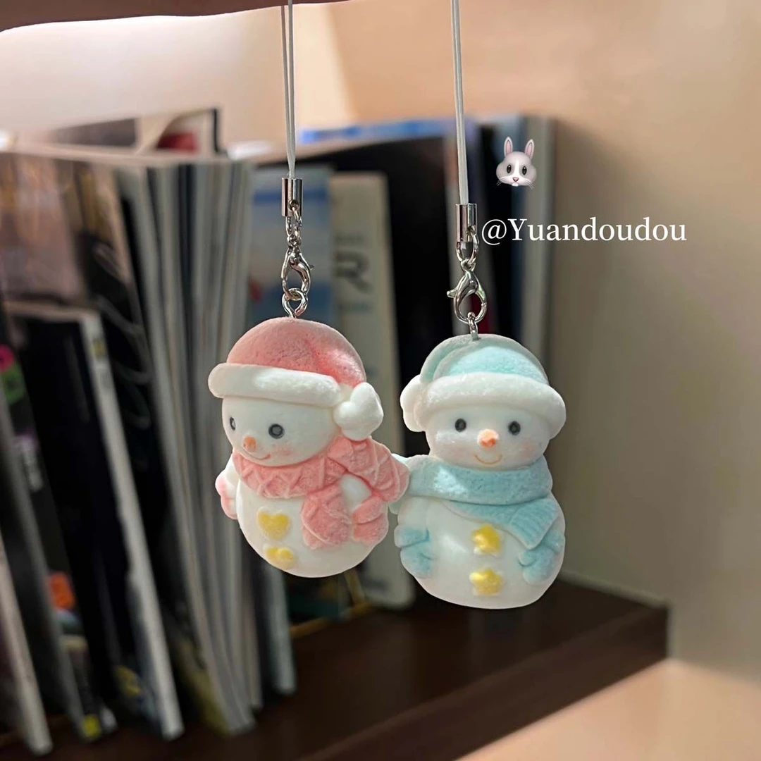 可爱绒绒围巾雪人下雪氛围感钥匙扣挂件植绒小雪人书包情侣挂饰
