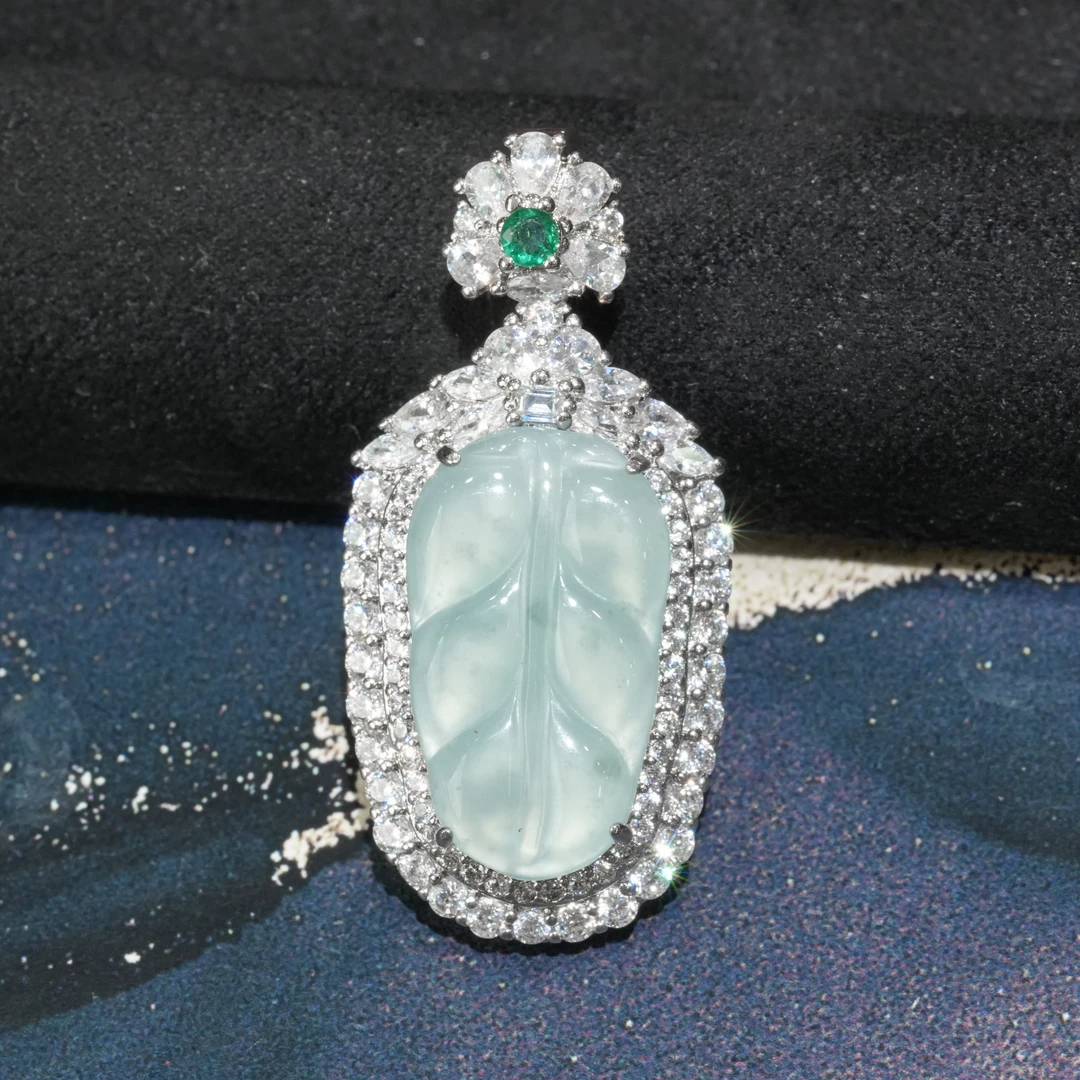 天然A货翡翠叶子吊坠多样性发时尚气质精致百搭豪镶设计