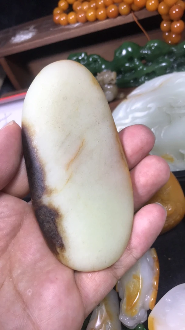 新疆和田玉籽料原料，176克。把件