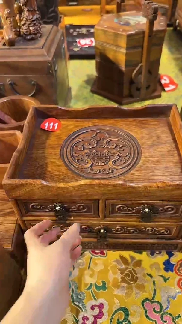 【闪购商品】贡木木艺雕刻三抽屉柜398.8888