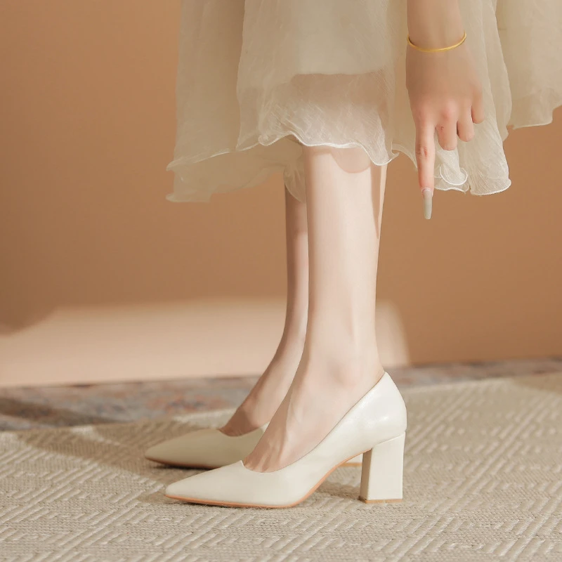 米白色高跟鞋女新款气质百搭上班通勤面试职业尖头粗跟方跟工作鞋