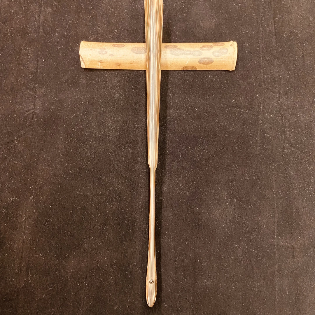 全棕燕尾。长9寸半18方。排口2厘米。大骨贴梁，小骨刮棱，黑牛角烫钉