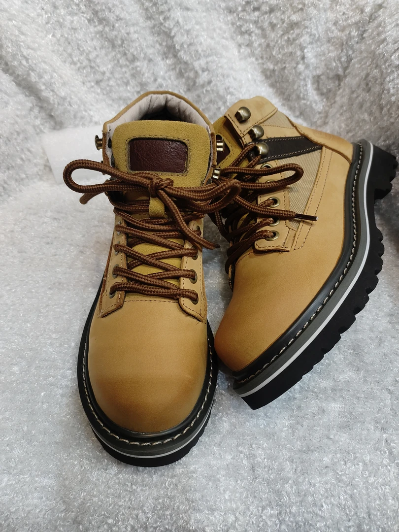 女士真皮新款马丁靴