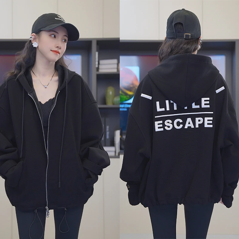 小乖逃DML设计师高级感黑色外套休闲带帽运动加绒后背字母231072