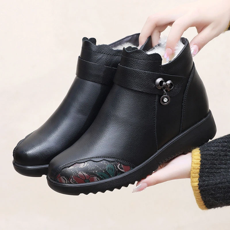 冬季妈妈鞋牛皮棉鞋中老年人加绒短靴子女防水防滑软底老人保暖鞋