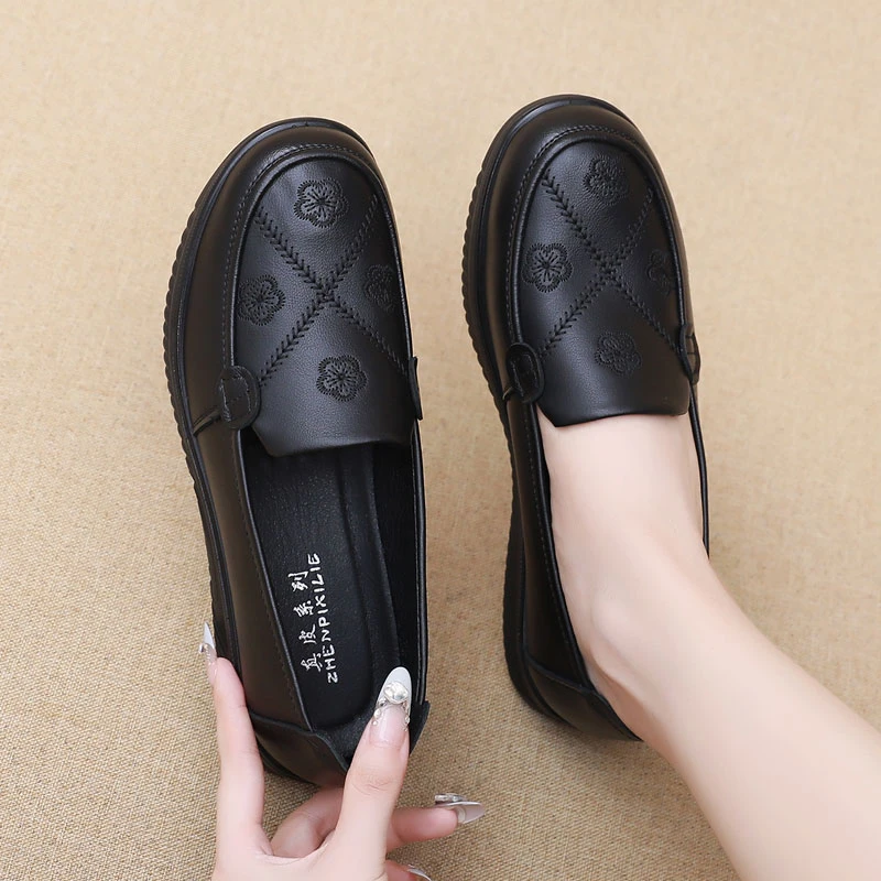 舒适软底妈妈鞋平底单鞋春秋款中老年人牛皮鞋子女防水防滑母亲鞋