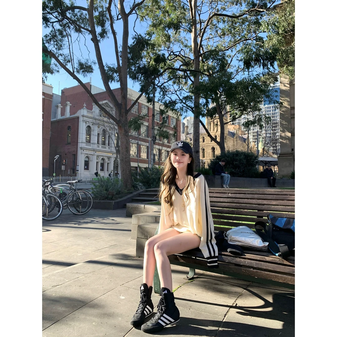 2025秋冬新款复古学院风撞色条纹V领长袖上衣高腰修身显瘦短裤女