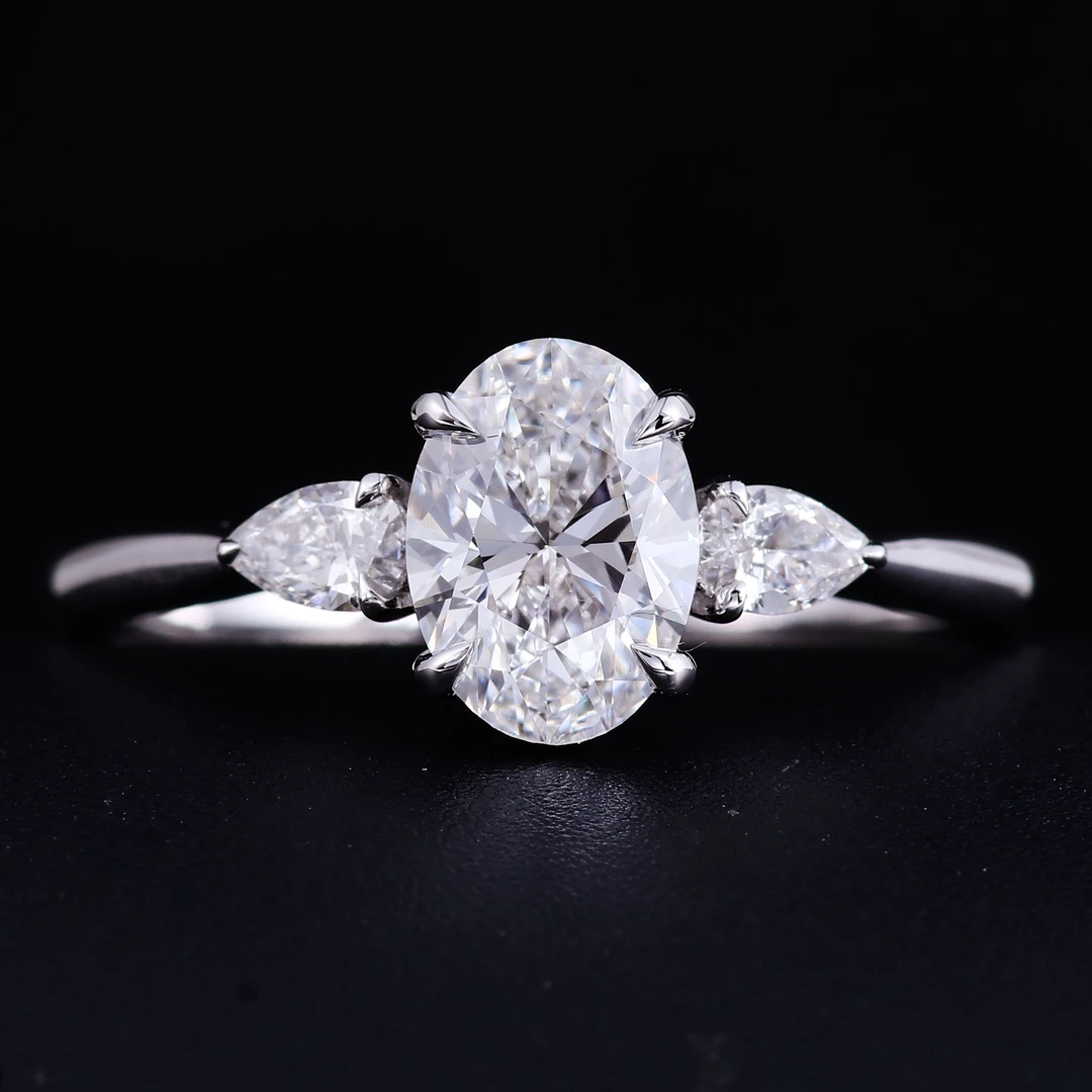 【合成/培育】 椭圆三石款鸽子蛋 18k金婚戒钻戒 GORI000968