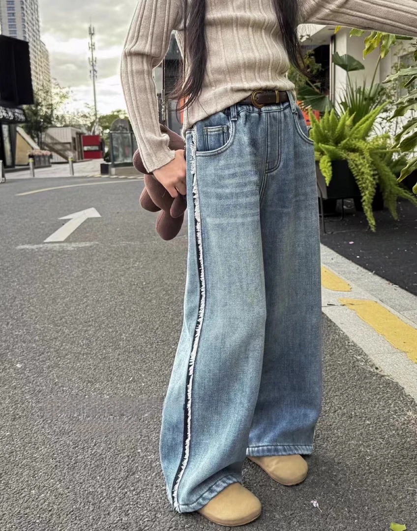 加绒一体侧缝毛边牛仔裤  24D118