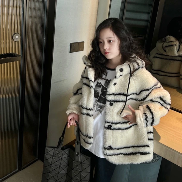 女童条纹膏膏绒带帽中长款外套23D091