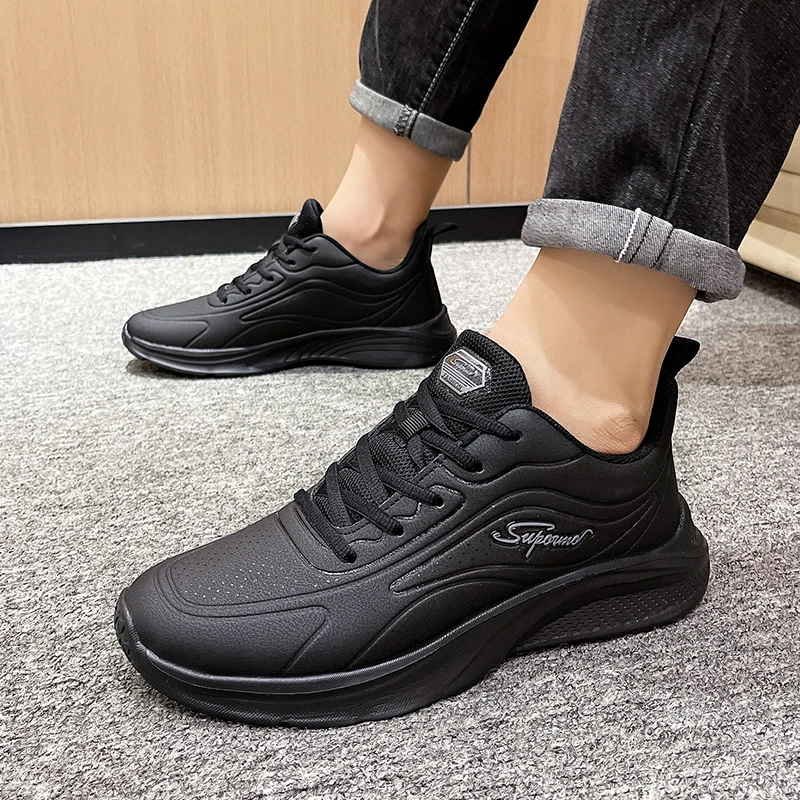 秋冬季皮面防水运动鞋男防臭防滑全黑色工作上班鞋软底休闲跑步鞋