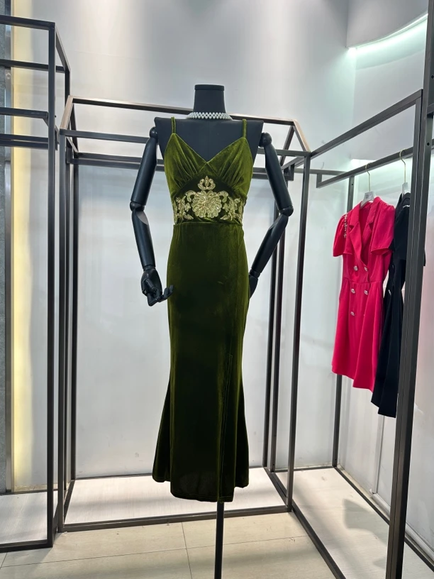 258-A-8-10-1  新款女装气质显瘦重工刺绣钉珠吊带丝绒鱼尾连衣裙