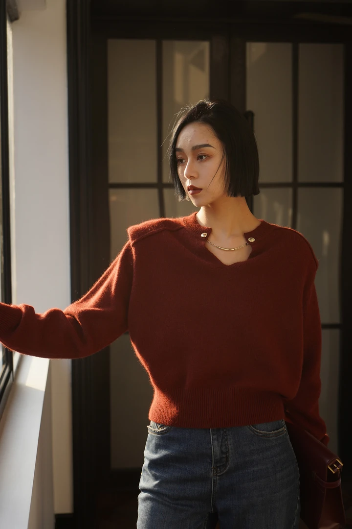 【漫游都市】修长颈线 绵羊毛通勤时髦v领项链装饰薄垫肩冬毛衣上衣