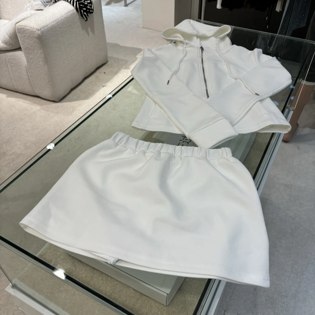 【MOILRAL】显瘦运动白色短款时尚休闲百搭女士套装605