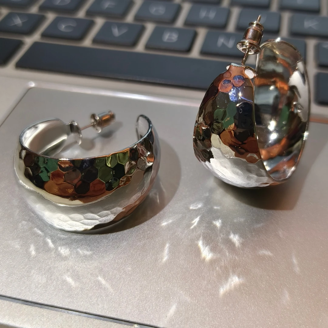 合金耳饰 C形镭射面印格耳环女冷淡风时尚金属耳圈夸张小众简约