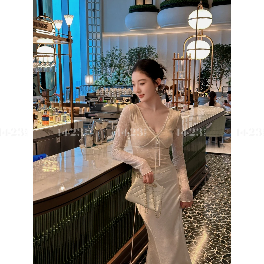 1423【温柔陷阱】撞色V领蝴蝶结蕾丝拼接长袖上衣 - J