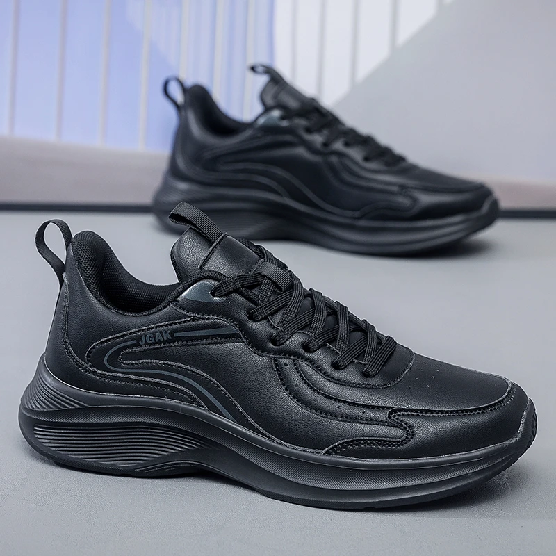 大码皮面跑鞋秋冬新款超轻减震防水耐磨防滑男士休闲运动纯黑鞋子