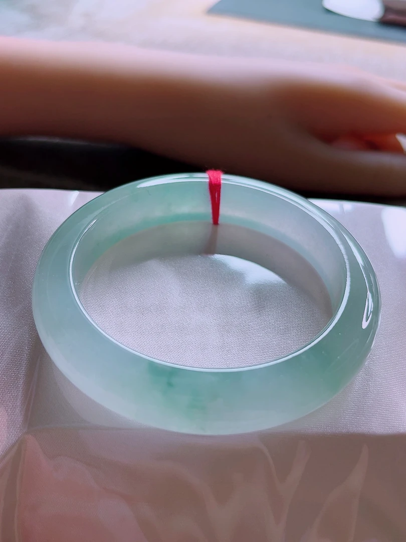 天然缅甸A货纯天然翡翠 正品女款时尚冰种飘花58.6圈手镯