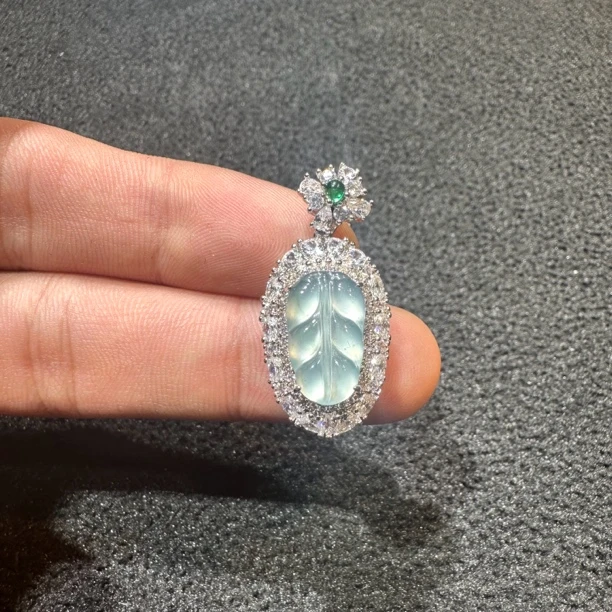 天然A货翡翠叶子吊坠翡翠吊坠气质精致女王镶嵌豪华高多样性发