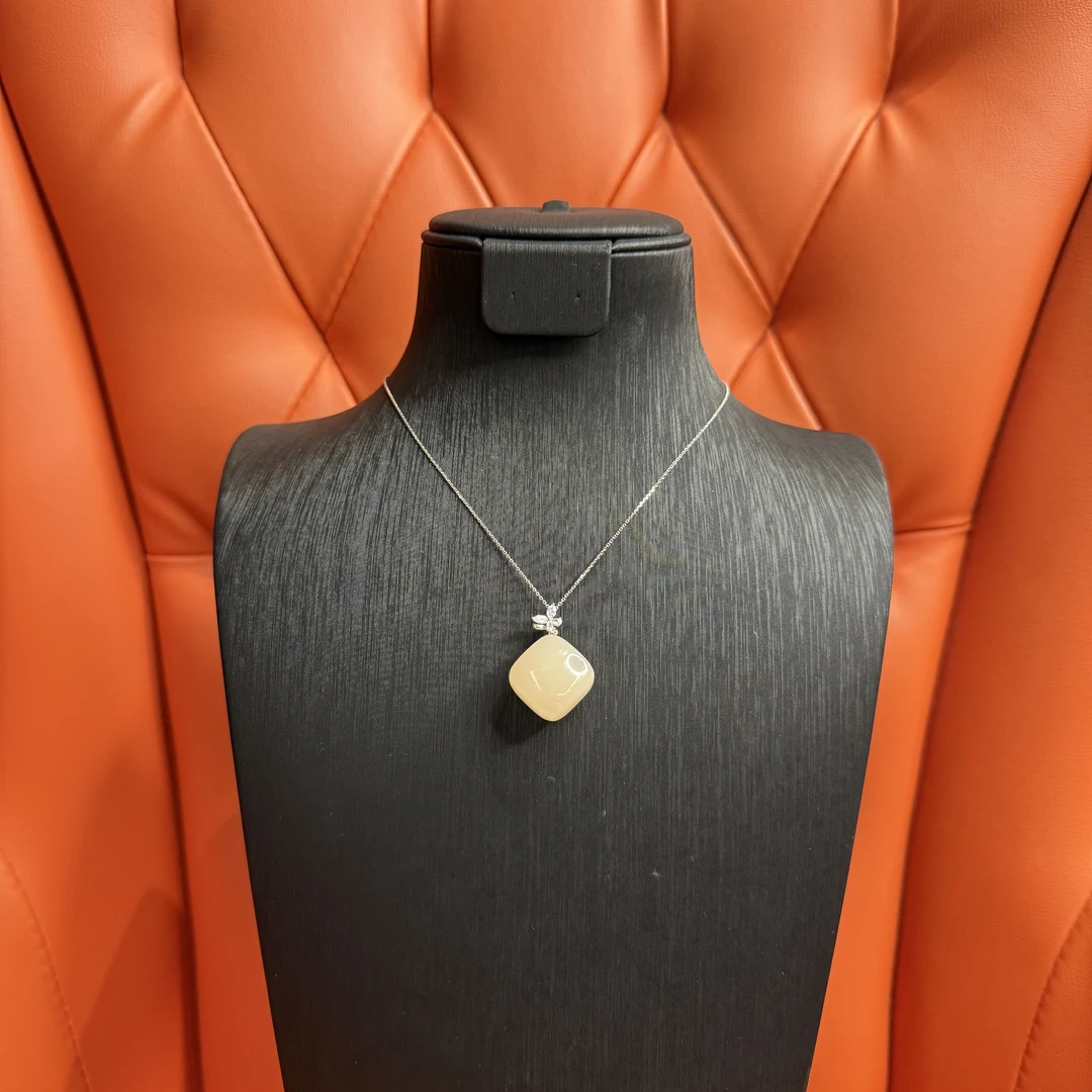 壹屿珠宝 01031   18k金配件和田玉藕粉颈饰