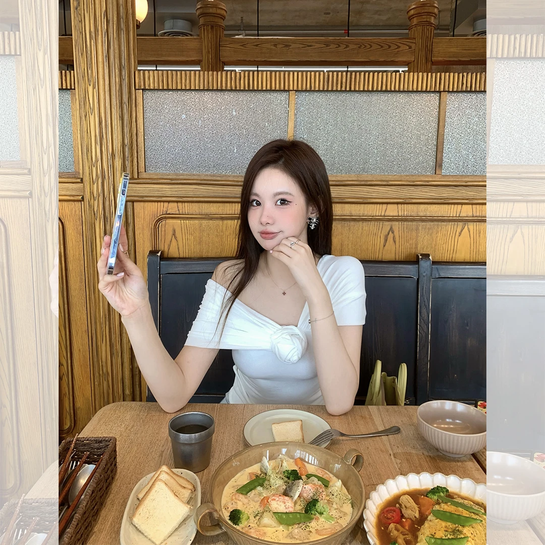 【IUIU ONLINE 6/18 20点上新95折】法式气质白色玫瑰斜肩上衣