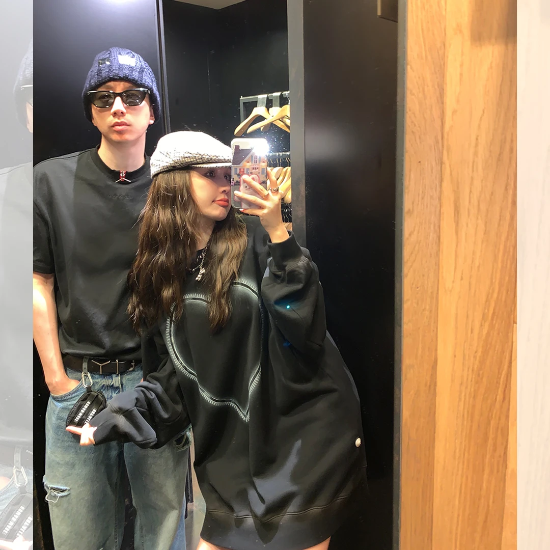 IUIU ONLINE 设计感做旧爱心印花卫衣女复古宽松减龄套头小众上衣