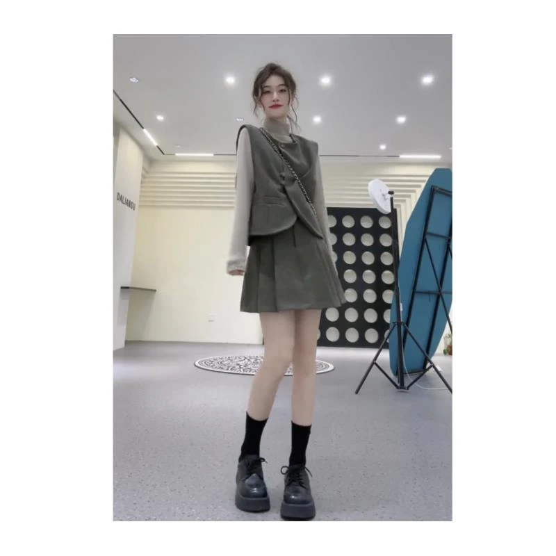 DLS-2786     秋季新款韩版高领打底衫+西装马甲+百褶裙三件套