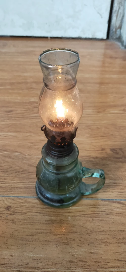 带把玻璃油灯，可以体验使用。