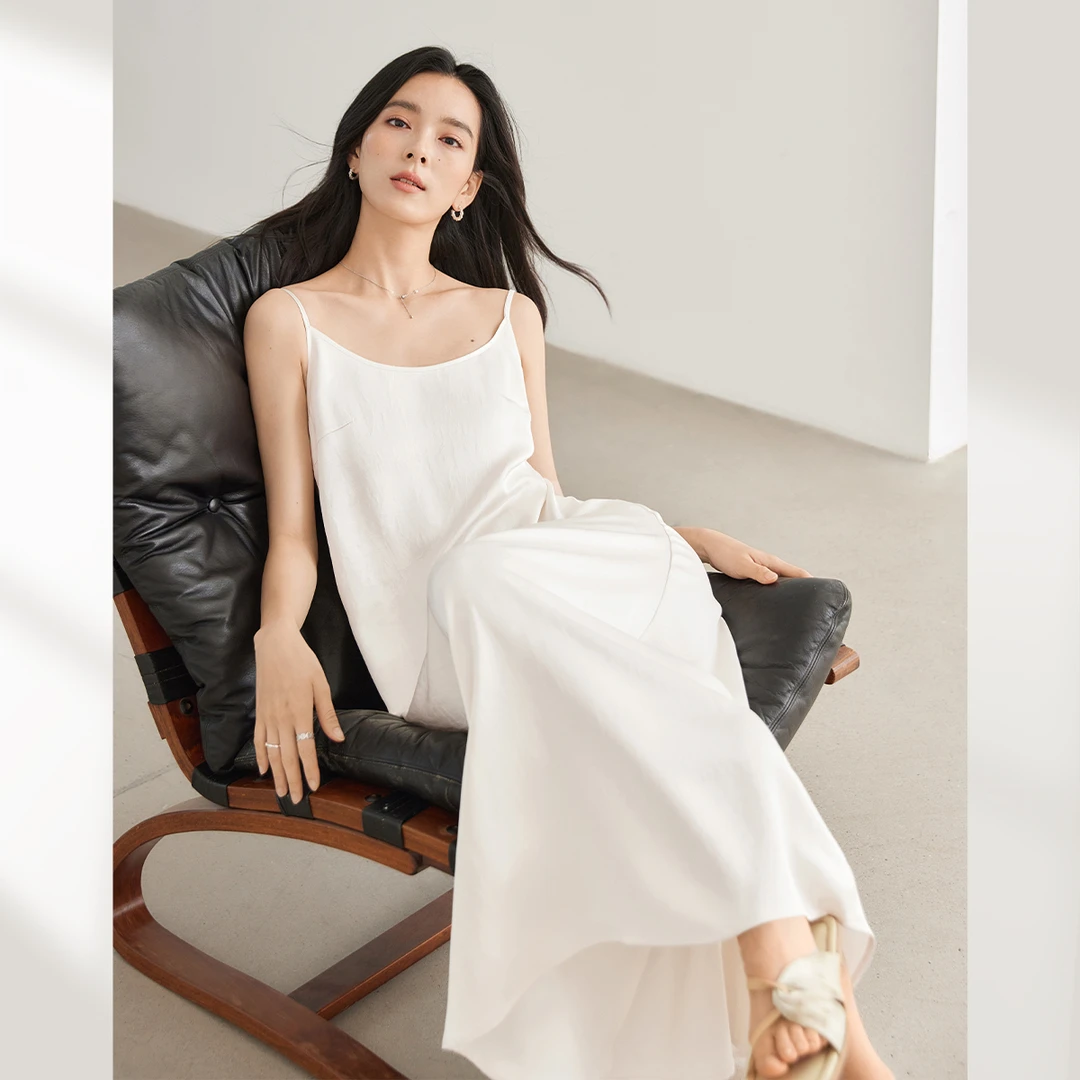 对白松弛感缎面吊带连衣裙女2024夏季新款气质优雅白色背心长裙