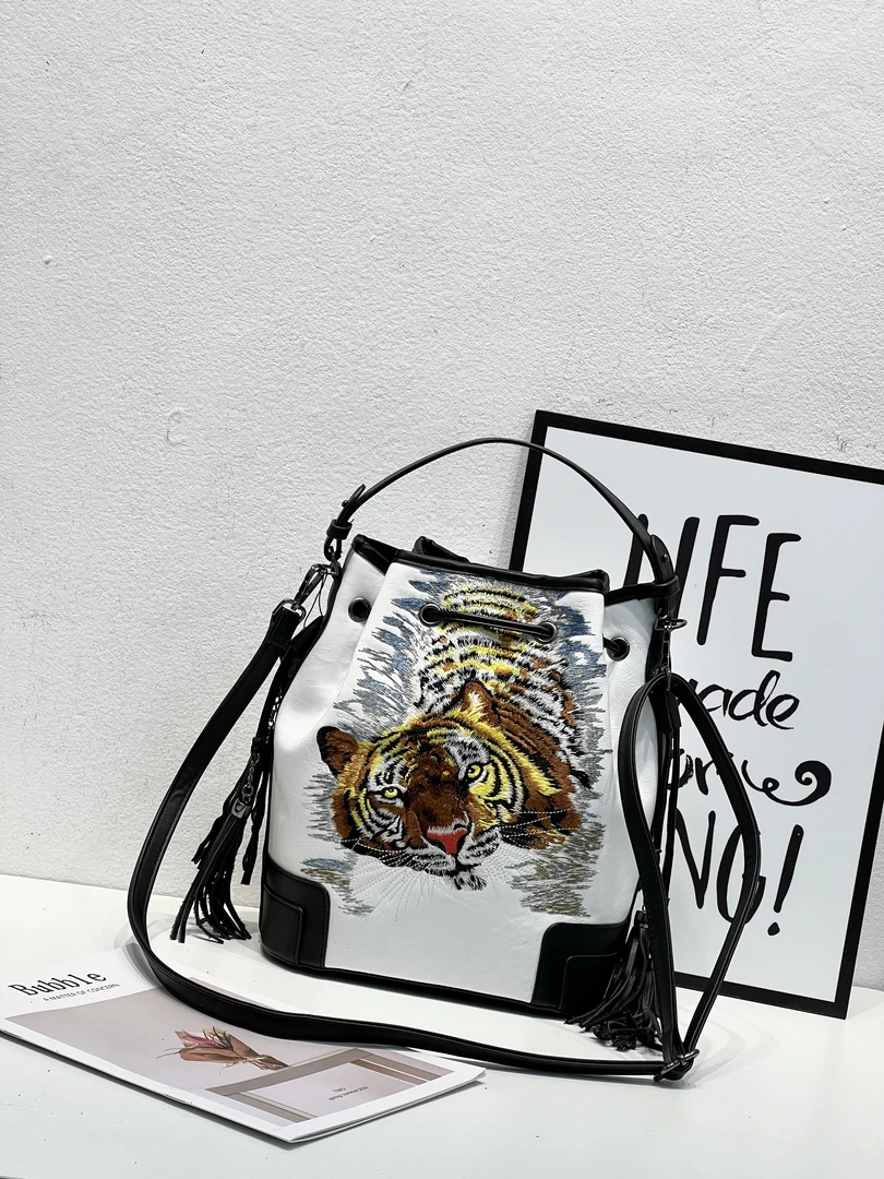 复古刺绣休闲手工皮具民族风包包