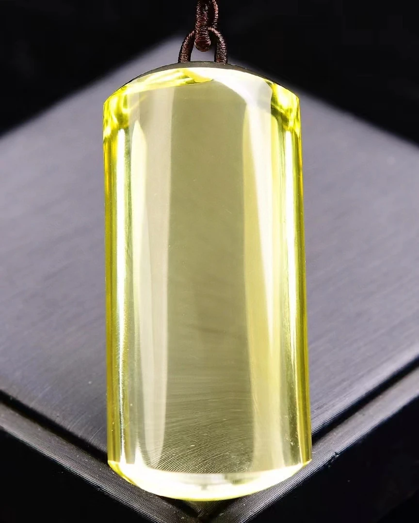 天然黄水晶无事牌吊坠，晶体干净通透，45*25.2*12.6mm,重量25.4克