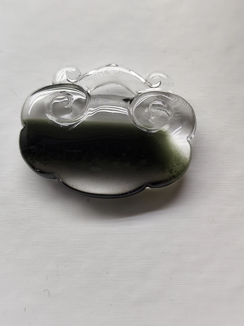 天然绿幽灵如意锁吊坠，绿幽灵吊坠，晶体干净规格35*28*10Mm重13克