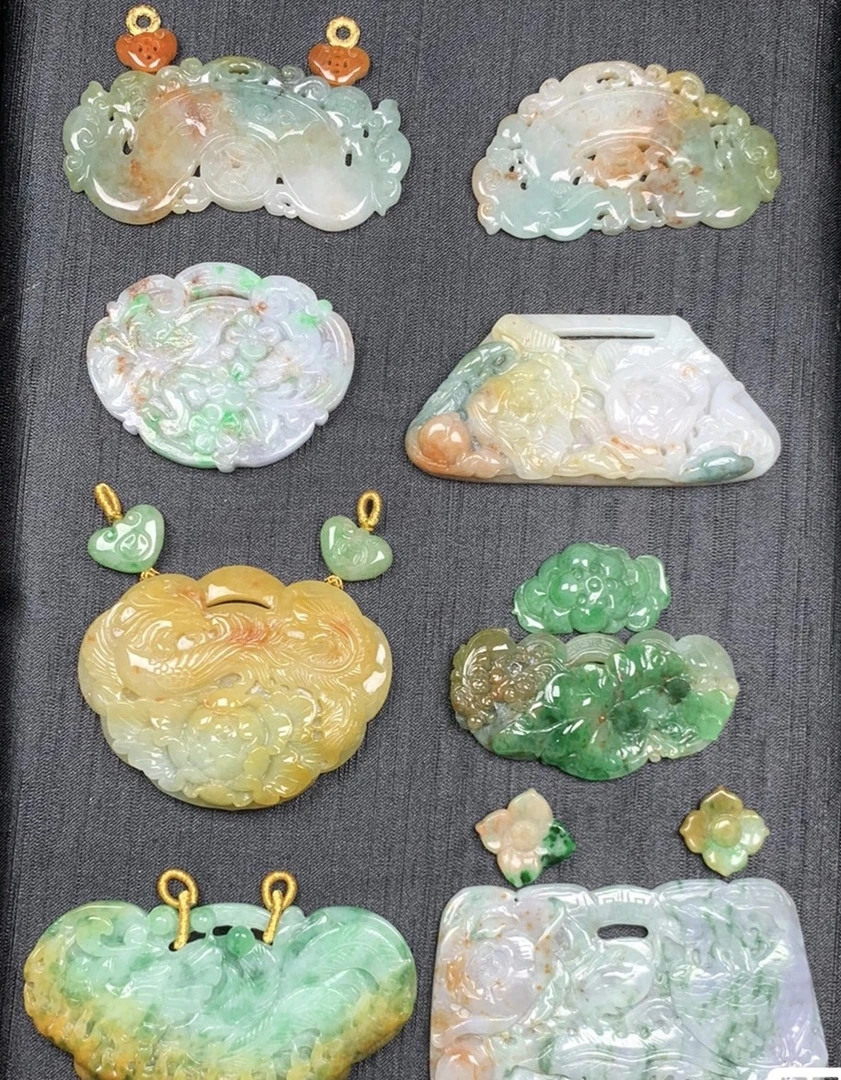 翡翠特色高货锁牌高档三彩黄加绿翡翠牌子特色大锁牌